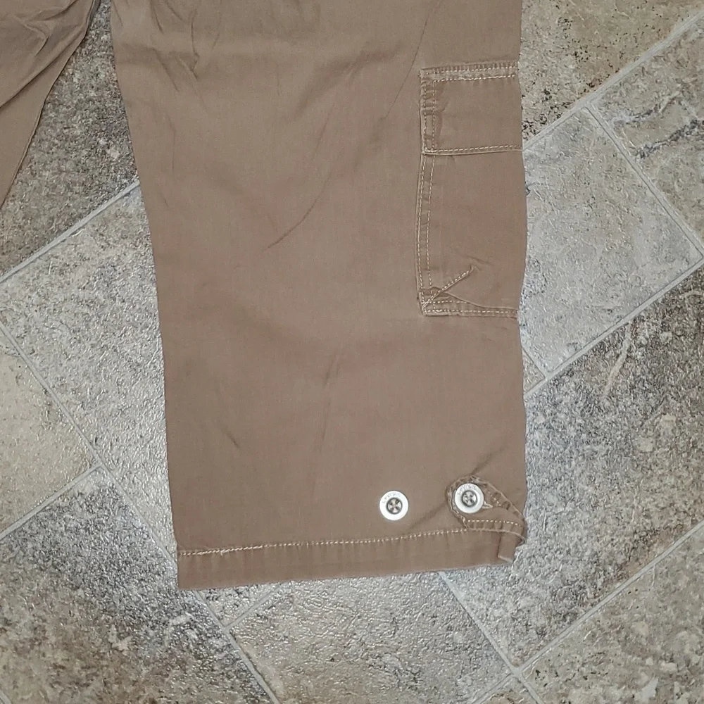 Levi's Khaki Cargo Capri Pants